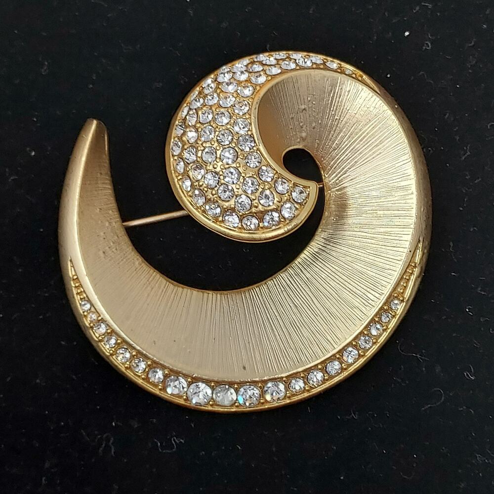 Vintage 1980s Brooch Rhinestone Gold Tone Swirl Signed JNY 2.5" Diameter Retro